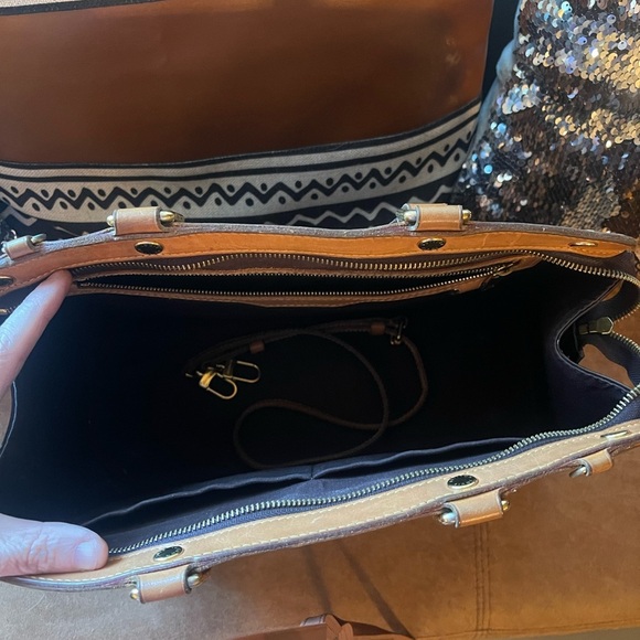 Louis Vuitton Brea Vernis Monogram Bag - Picture 3 of 13